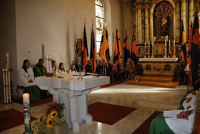 Sonntagsmesse mit Bannereinzug. Bilder: Robert Klauser